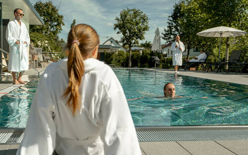 Schwimmen im Außenbecken des Michels Spa & Wellnessbereich in Schalkenmehren
