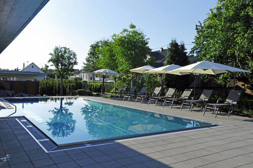 Außenbereich mit Pool des Wellnesshotels Michels in der Eifel