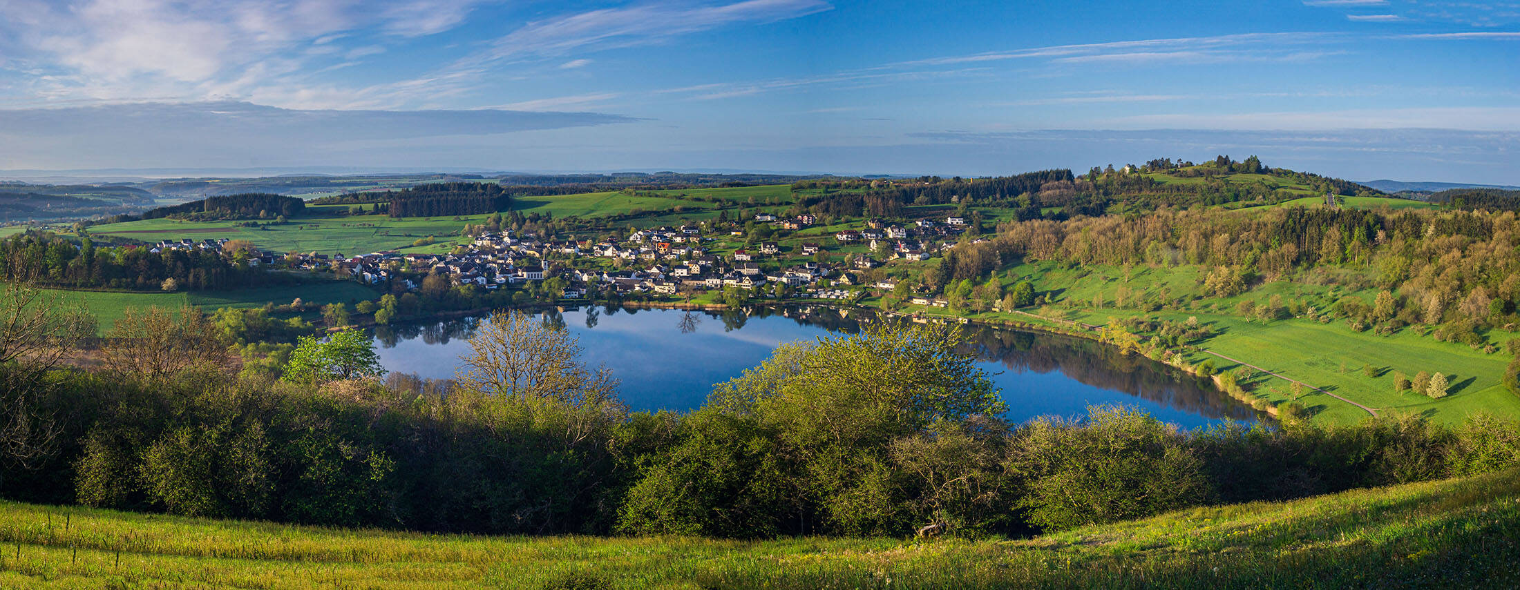 Ausblick über Schalkenmehren und sein Maar in der Vulkaneifel