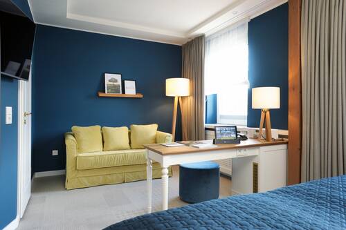 Doppelzimmer Komfort mit gemütlicher Wohn-Ecke und Schreibtisch im Michels Wohlfühlhotel