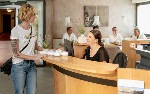 Rezeption des Michels Wellnessbereich für eine Entspannung im VitaQuell Spa