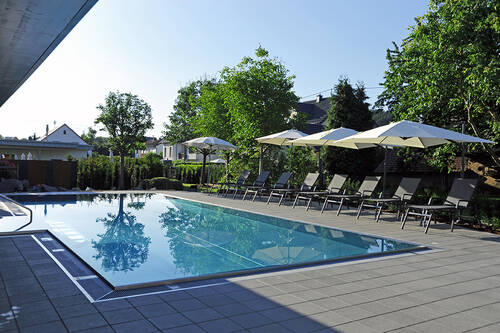 VitalQuell Außenbereich mit Pool und Liegebereich im Wellnesshotel Michels in der Eifel