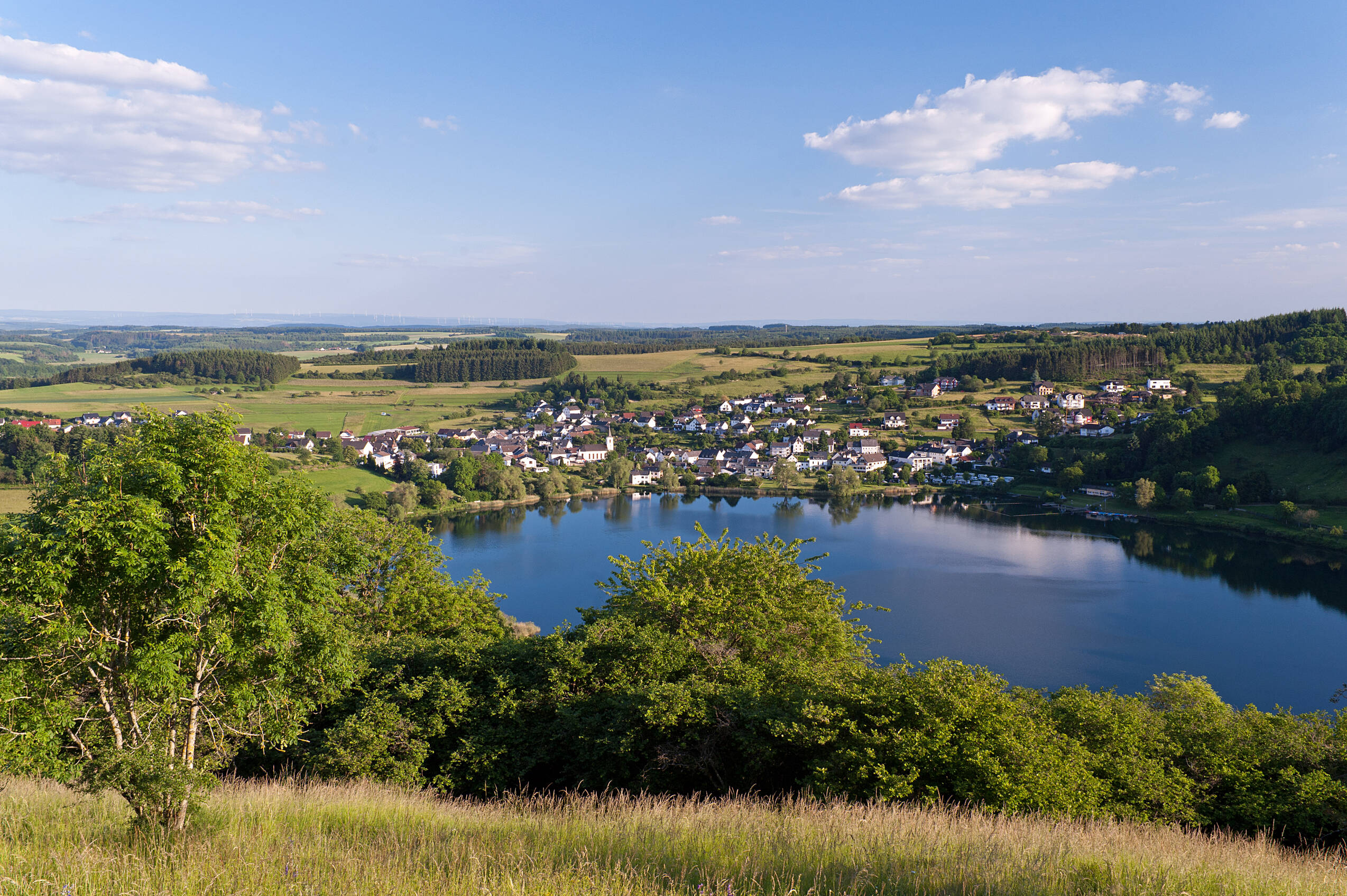 Wanderung durch die Vulkaneifel mit Aussichtspunkt über Schalkenmehren