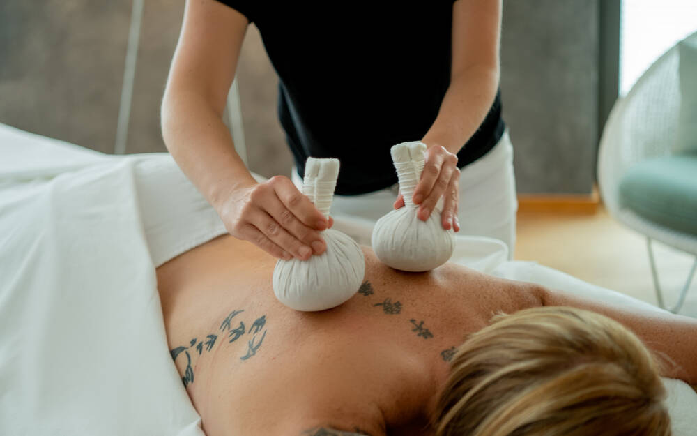 Ganzkörper-Kräuterstempelmassage