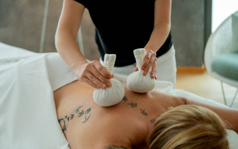 Ganzkörper-Kräuterstempelmassage