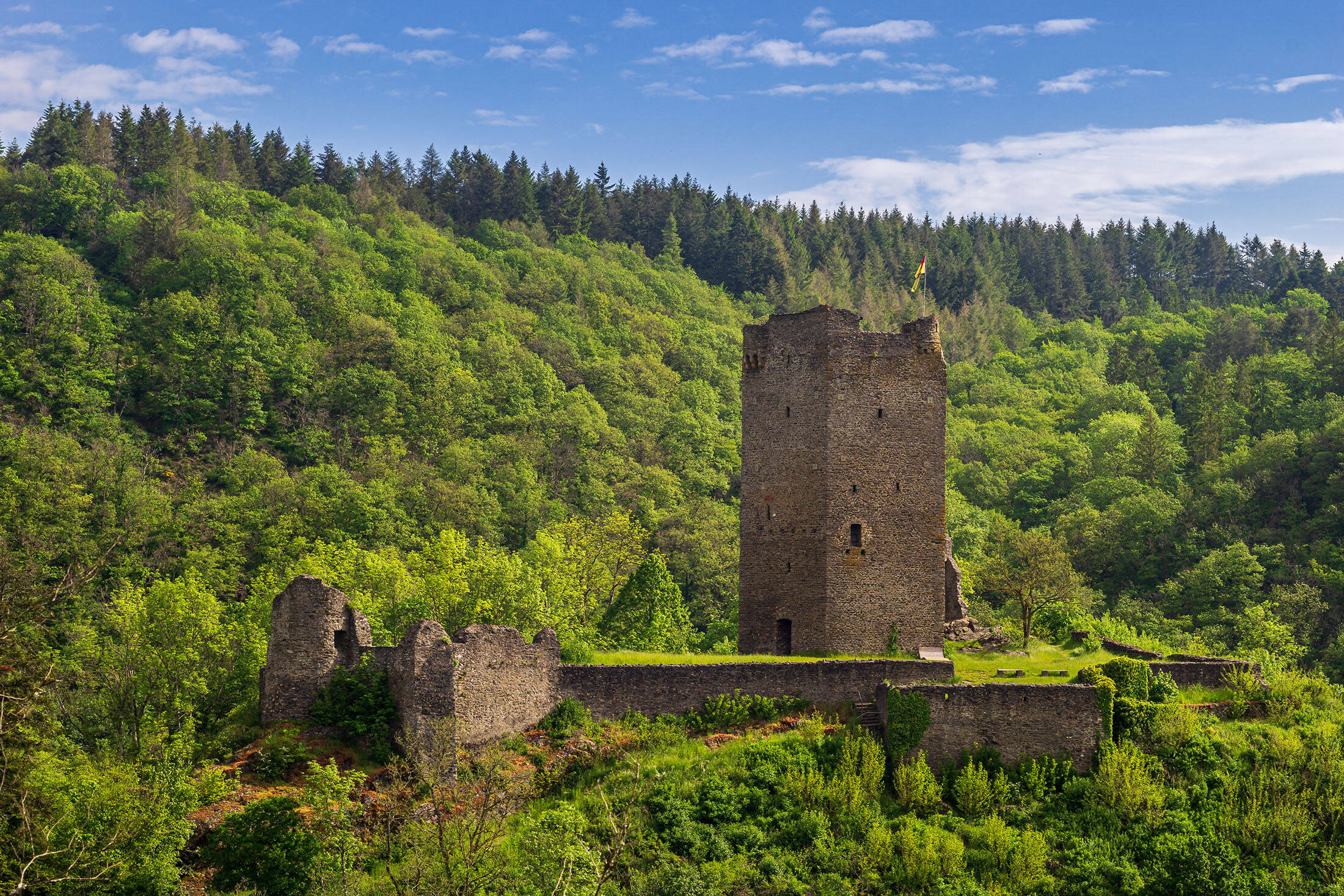 Fahrradtour durch die Vulkaneifel mit Ausblick auf die Oberburg in Manderscheid