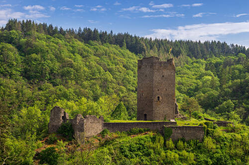 Fahrradtour durch die Vulkaneifel mit Ausblick auf die Oberburg in Manderscheid