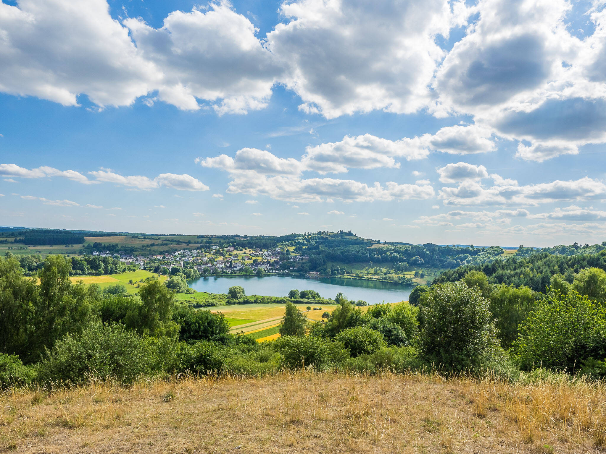 Wanderung durch die Vulkaneifel mit Blick auf das Schalkenmehrener Maar