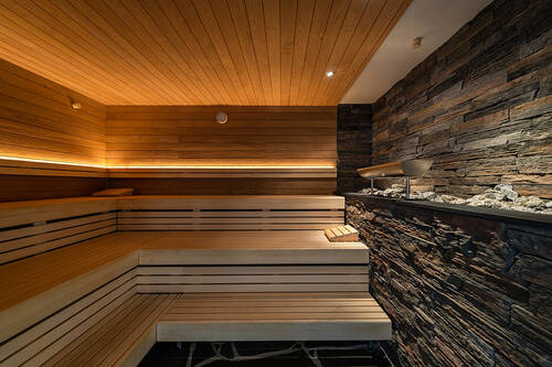 Wellnessurlaub mit Saunagängen und Pool im Außenbereich im Michels 4-Sterne Hotel in der Eifel