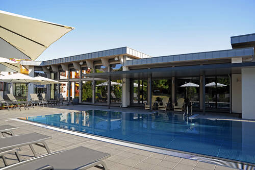 Außenschwimmbad mit Massagedüsen und Beheizung im Michels 4-Sterne Hotel in der Eifel