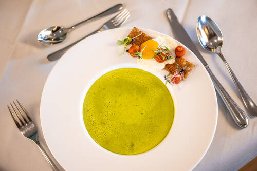 Suppe zum Einstieg im Restaurant des 4-Sterne Hotels Michels in Schalkenmehren