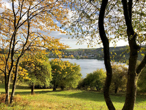 Aktivurlaub mit Wanderweg am Schalkenmehrener Maar in der Eifel